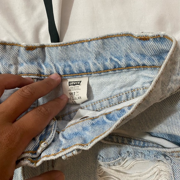 💙 LEVIS distressed shorts - Picture 3 of 3